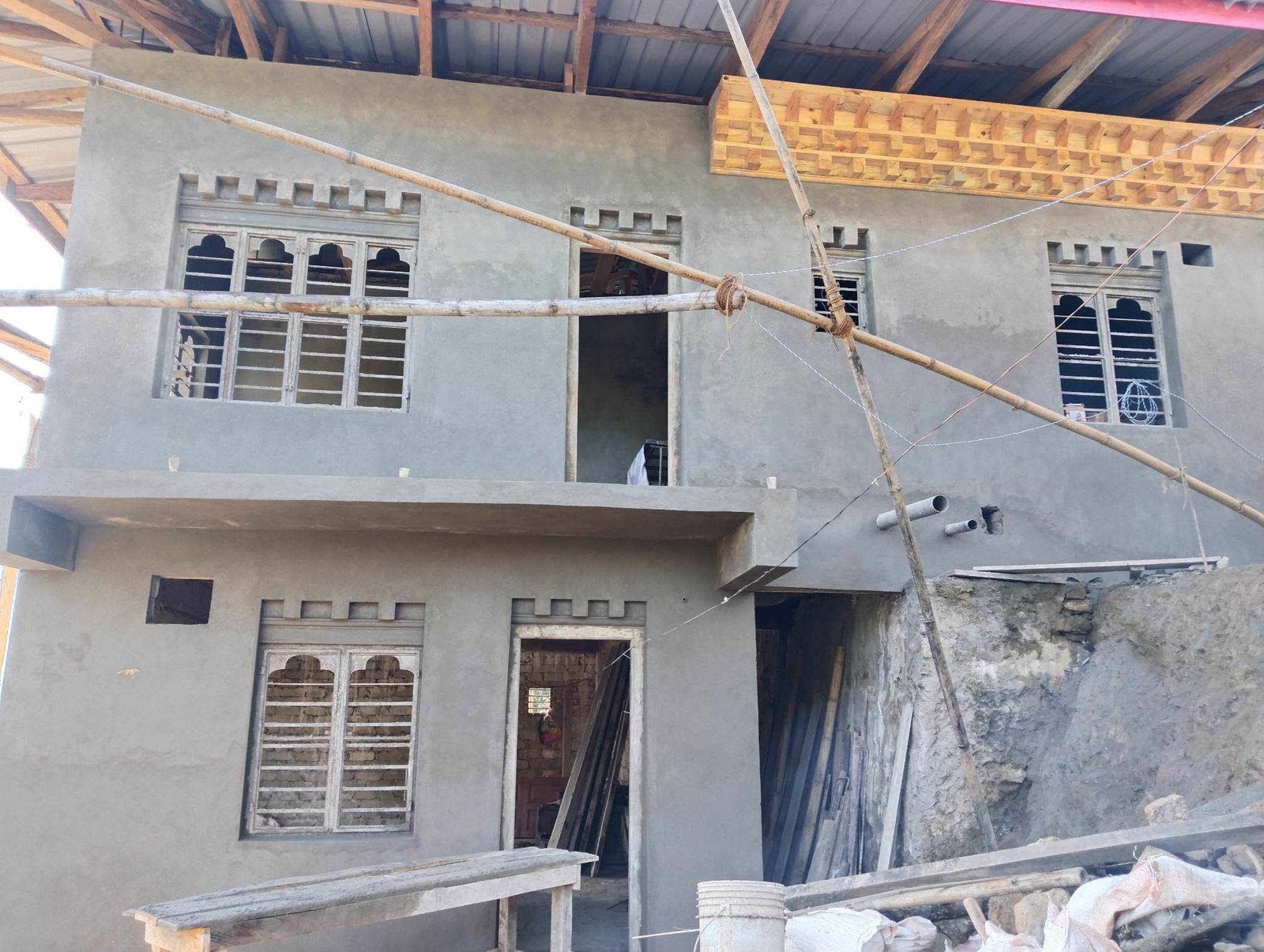 The building with traditional windows during finishing
