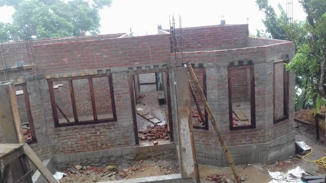 Brick walls of the one-storey house going up
